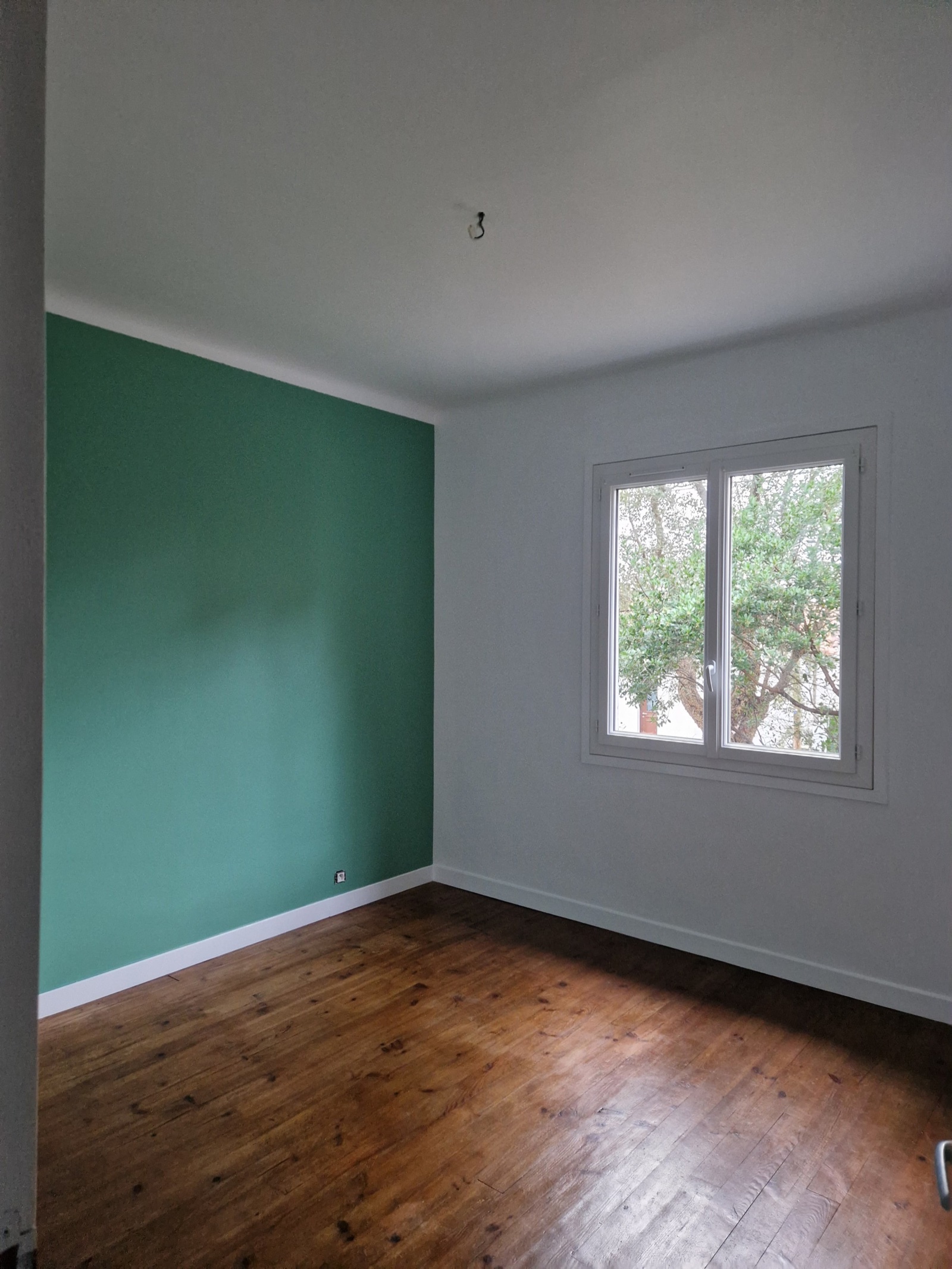 Chambre vert sauge après les travaux de Peinture Olasso